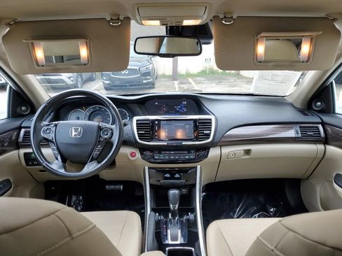 Used 2017 Honda Accord Touring image 2