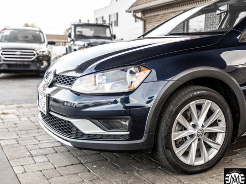 Used 2017 Volkswagen Golf Alltrack S image 5