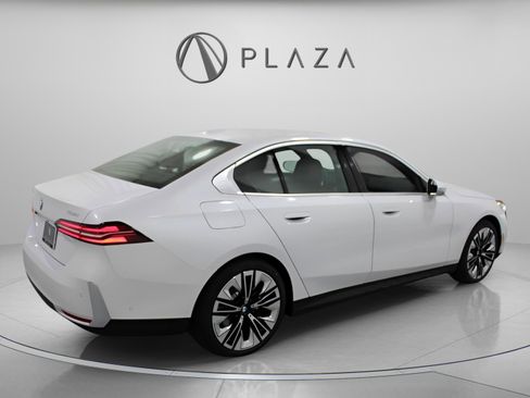 Certified 2025 BMW 530i xDrive w/ Premium Package image 5