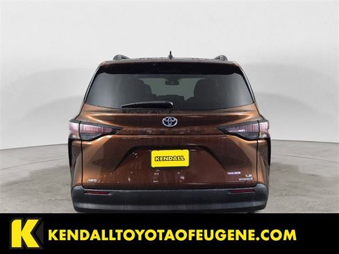 Used 2023 Toyota Sienna LE image 4