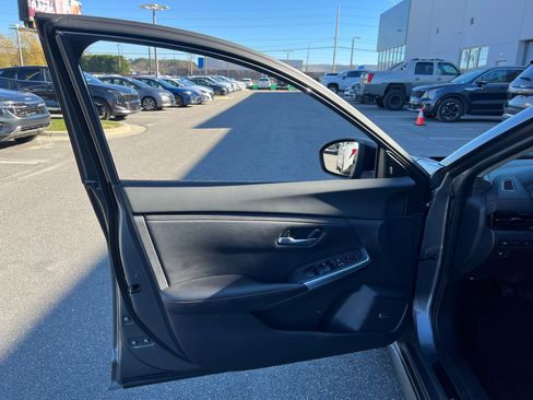 Used 2023 Nissan Sentra SR w/ SR Premium Package image 24