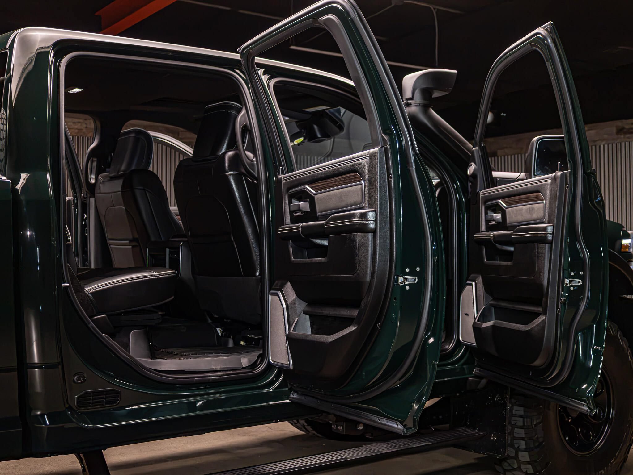 Used 2025 RAM 2500 Laramie AWD/4WD image 32