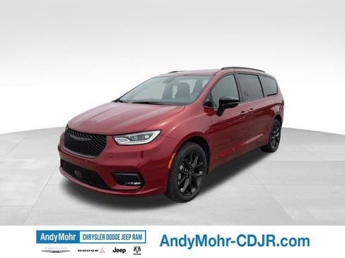 Used 2025 Chrysler Pacifica Limited w/ Uconnect Theater Family Group AWD/4WD image 3