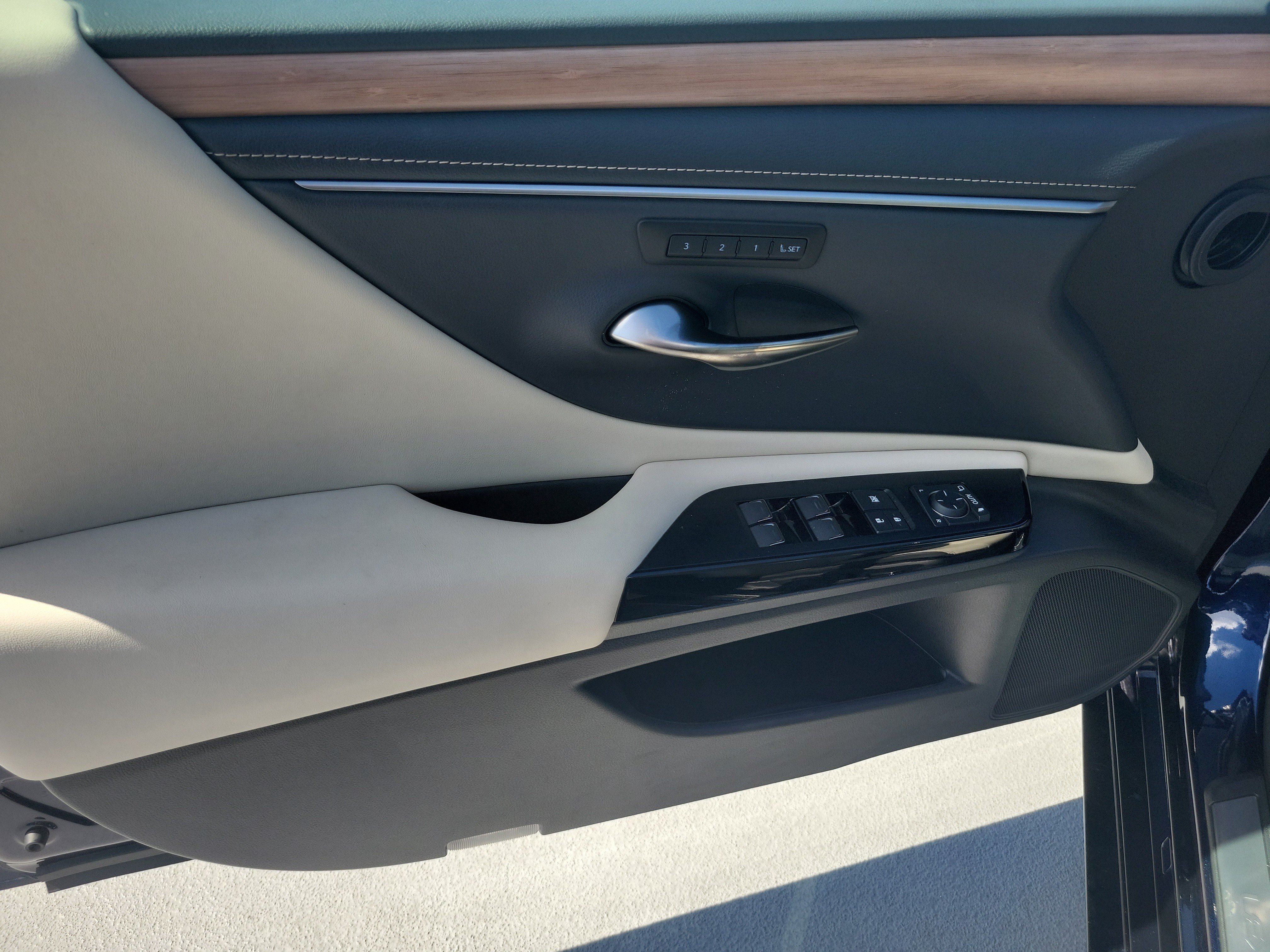 Used 2025 Lexus ES 350 w/ Premium Package FWD image 18