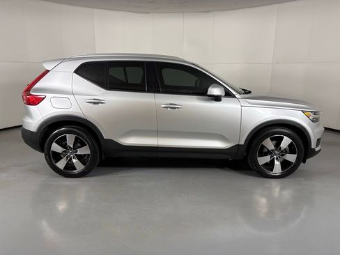 Used 2019 Volvo XC40 T5 Momentum image 9