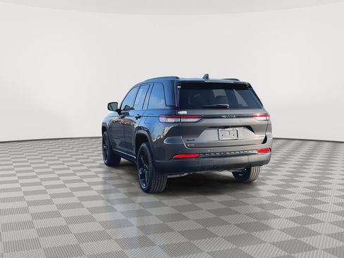 Used 2024 Jeep Grand Cherokee Limited w/ Black Appearance Package image 9