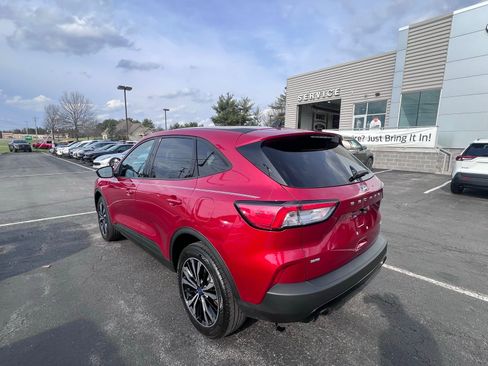 Used 2022 Ford Escape SE w/ SE Sport Appearance Package image 5