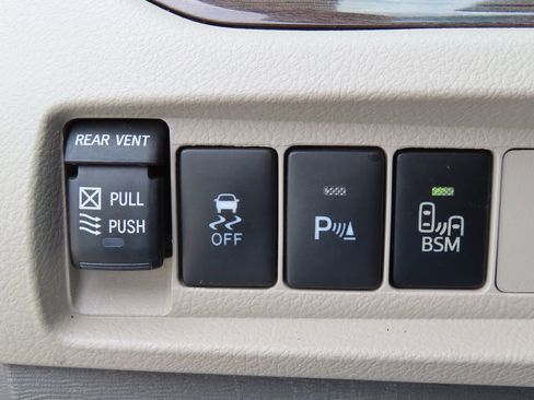 Used 2016 Toyota Sienna XLE w/ XLE Navigation Package FWD image 11