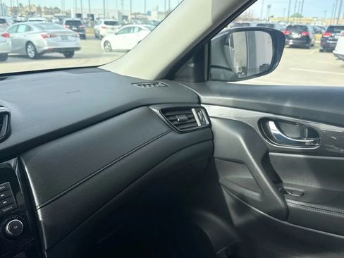 Used 2020 Nissan Rogue SV image 17