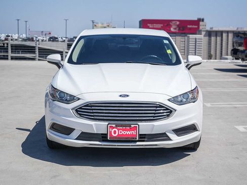 Used 2018 Ford Fusion SE w/ Fusion SE Technology Package FWD image 2