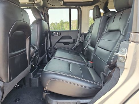 Used 2023 Jeep Wrangler Unlimited Sahara AWD/4WD image 17