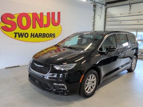 Used 2025 Chrysler Pacifica Select FWD image 1