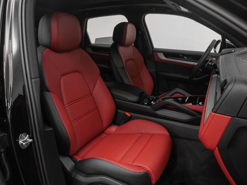 Used 2025 Porsche Cayenne S image 22