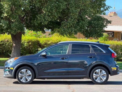 Used 2019 Kia Niro EX FWD image 2