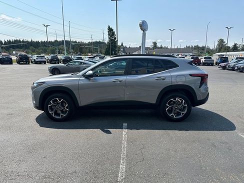 Used 2025 Chevrolet Trax LT FWD image 5