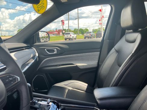 Used 2025 Jeep Compass Latitude w/ Sun & Sound Group AWD/4WD image 10