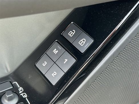 Used 2025 Land Rover Range Rover Velar S image 25