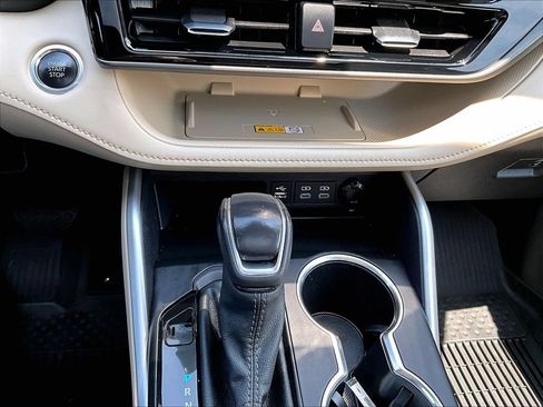 Used 2024 Toyota Highlander XLE FWD image 28