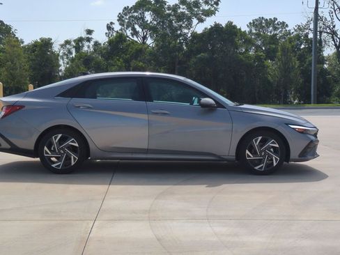Used 2025 Hyundai Elantra Limited FWD image 4