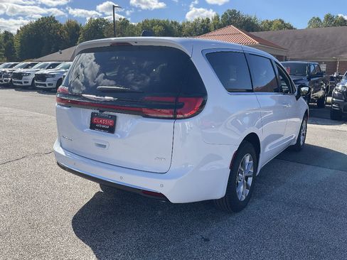 New 2026 Chrysler Pacifica Select AWD/4WD image 5