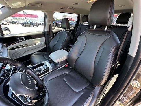 Used 2024 Kia Carnival EX FWD image 15