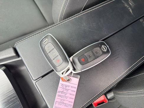Used 2025 Nissan Rogue S FWD image 46