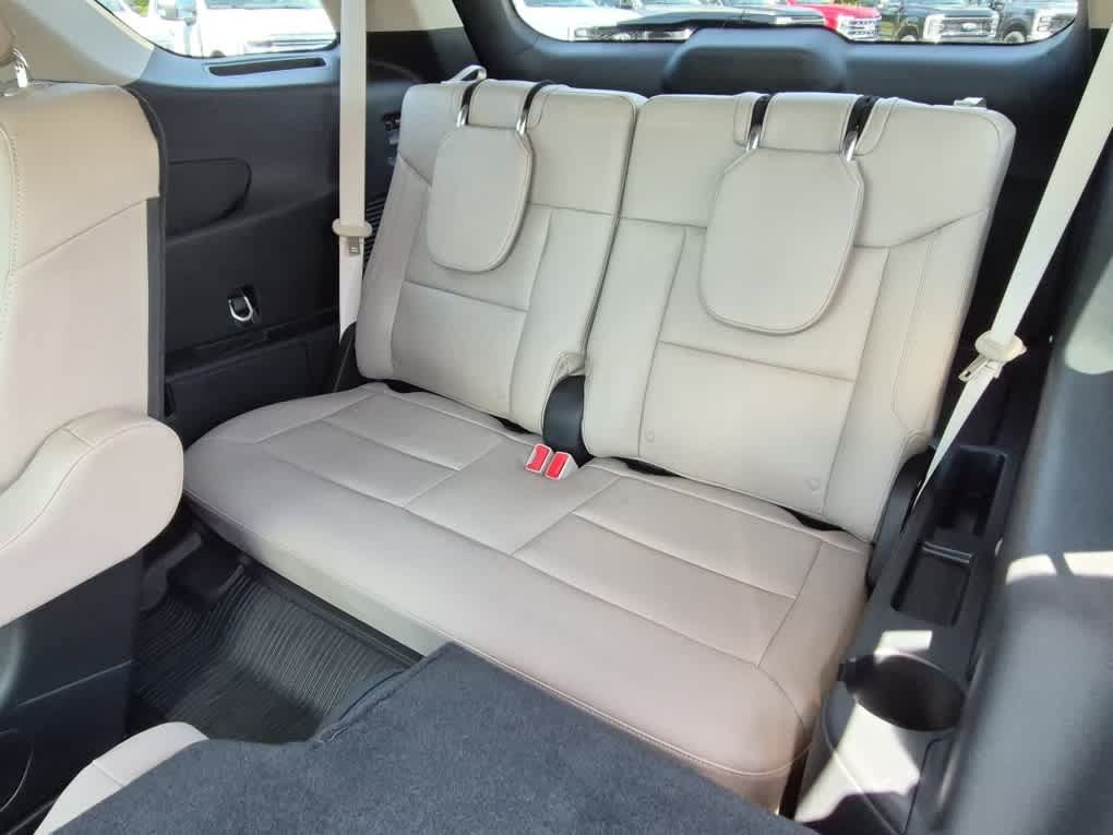 Used 2024 Ford Explorer Limited w/ Limited Technology Package RWD image 7