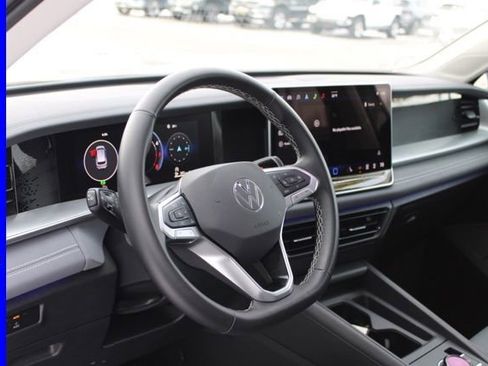 Used 2025 Volkswagen Tiguan SE image 16