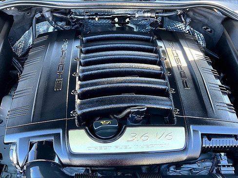 Used 2018 Porsche Cayenne Platinum Edition w/ Premium Package image 31