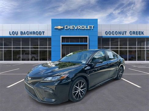 Used 2023 Toyota Camry SE image 4