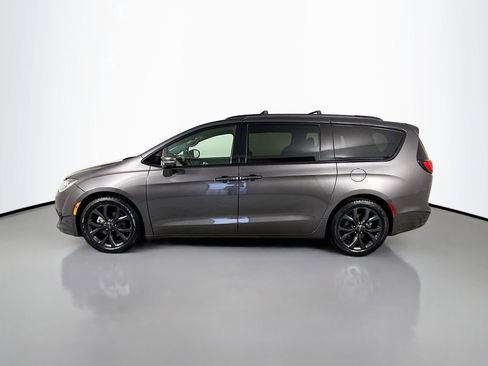 Used 2018 Chrysler Pacifica Limited image 2