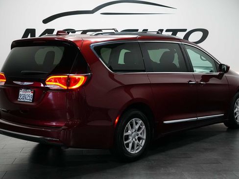 Used 2020 Chrysler Pacifica Touring-L FWD image 4