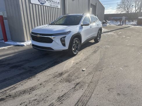 New 2026 Chevrolet Trax LT w/ LT Convenience Package FWD image 4