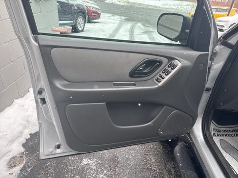 Used 2005 Ford Escape XLT image 16