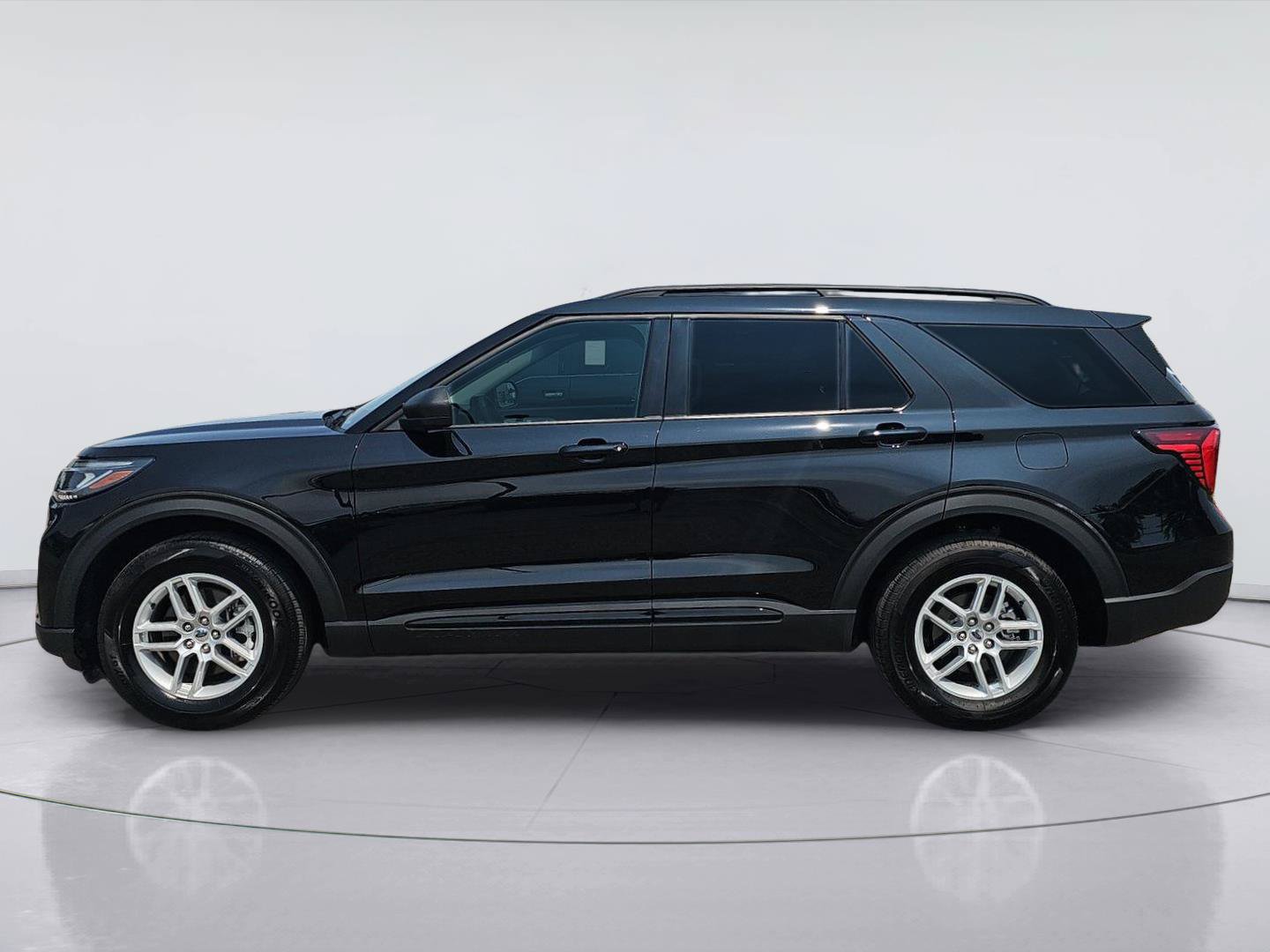 Used 2026 Ford Explorer Active RWD image 2