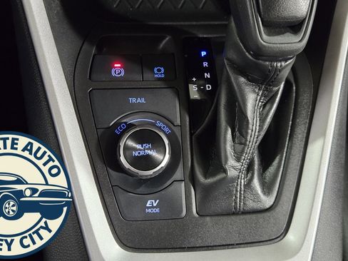 Used 2020 Toyota RAV4 XLE image 16