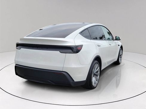Used 2026 Tesla Model Y 2WD image 6