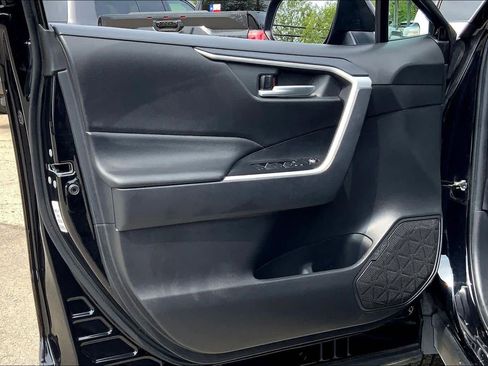 Used 2025 Toyota RAV4 XLE image 21