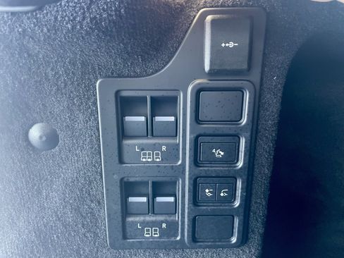 Certified 2025 Land Rover Discovery Dynamic SE AWD/4WD image 40