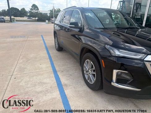 Used 2023 Chevrolet Traverse LT w/ Rear Camera Mirror Package FWD image 1
