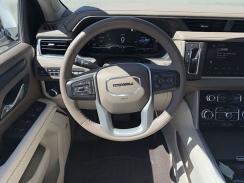 Used 2023 GMC Yukon XL Denali AWD/4WD image 16
