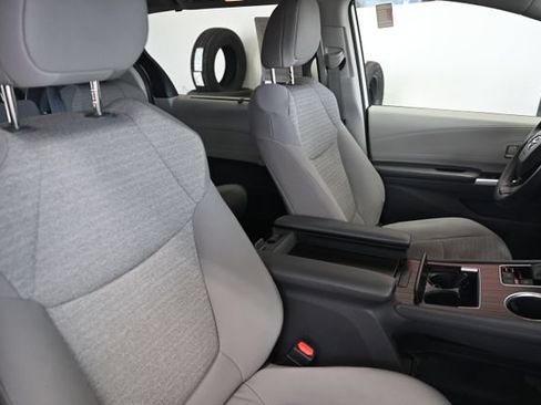 Used 2023 Toyota Sienna LE AWD/4WD image 9