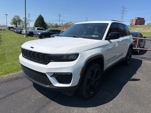 Used 2023 Jeep Grand Cherokee Limited w/ Black Appearance Package AWD/4WD image 9
