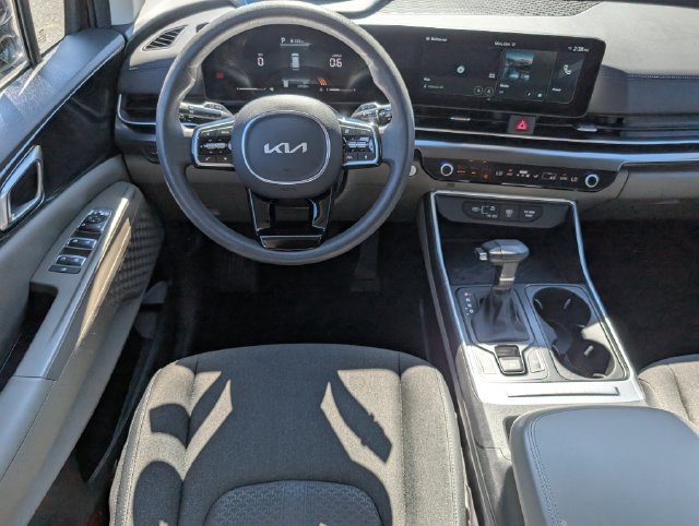 Used 2025 Kia Carnival LX FWD image 6