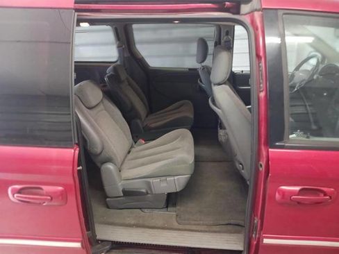 Used 2007 Chrysler Town & Country Touring FWD image 14