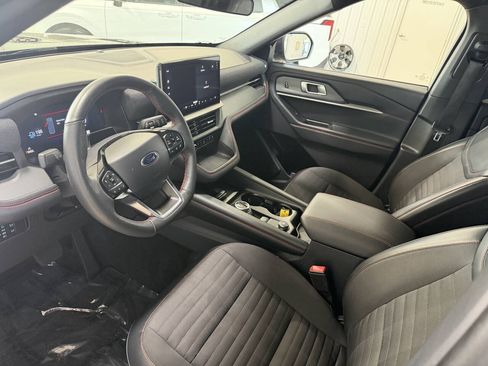 Used 2025 Ford Explorer ST-Line w/ ST-Line Street Pack AWD/4WD image 8