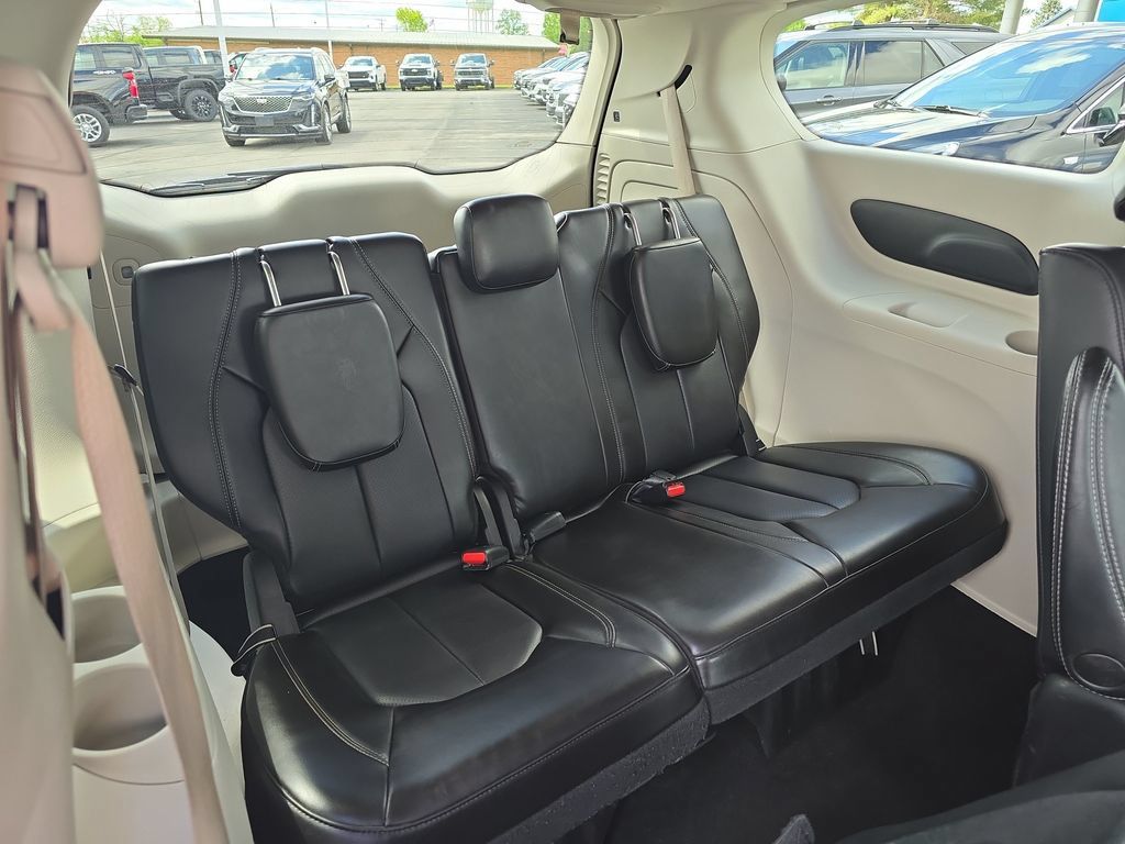 Used 2023 Chrysler Pacifica Touring-L FWD image 16