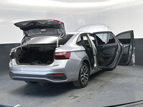 Used 2025 Volkswagen Jetta SE image 27