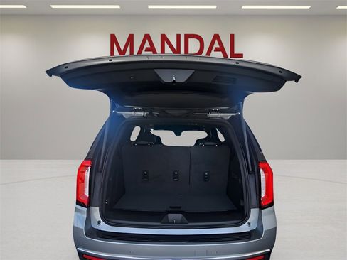 Used 2024 GMC Yukon SLT w/ SLT Luxury Package image 21