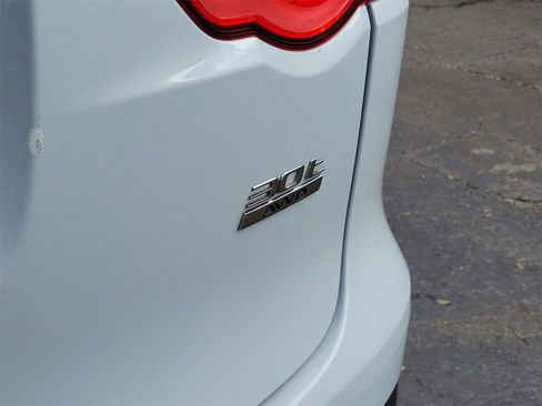 Used 2018 Jaguar F-PACE Prestige image 8